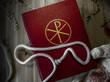 Bibel mit Rosenkranz und Teddybär