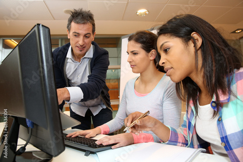 Photo: Trainer working in class with students Trainer working in class with students