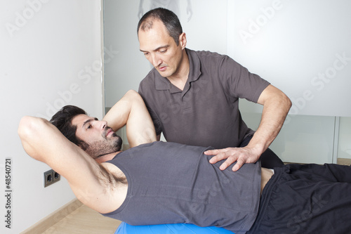 Photo: Physiotherapeut mit Patient Physiotherapeut mit Patient