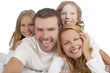 Foto: family laughing together while laying on bed covered with white family laughing together while laying on bed covered with white