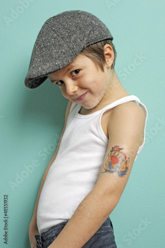Photo: Kind posiert mit Tattoo und Kappe Kind posiert mit Tattoo und Kappe