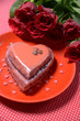 Schokokuchen mit Zuckerglasur und Rosenstrauß