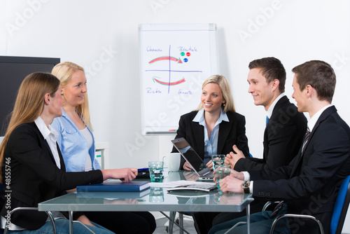 Photo: junges team in einer besprechung junges team in einer besprechung