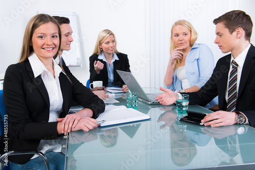 Photo: mitarbeiter diskutieren mitarbeiter diskutieren