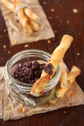 Photo: tapenade mit blätterteigstangen tapenade mit blätterteigstangen
