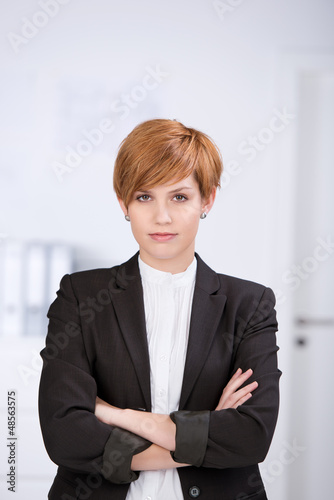 Photo: selbstbewusste junge frau am arbeitsplatz selbstbewusste junge frau am arbeitsplatz
