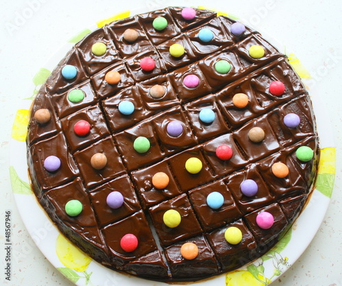Photo: gâtgâteau chocolat noir,glaçage et bonbons multicolores gâtgâteau chocolat noir,glaçage et bonbons multicolores