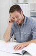 Mann hat Freude am Job