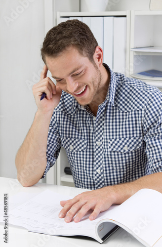 Photo: Mann hat Freude am Job Mann hat Freude am Job