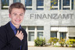 Junger freundlicher Finanzbeamter