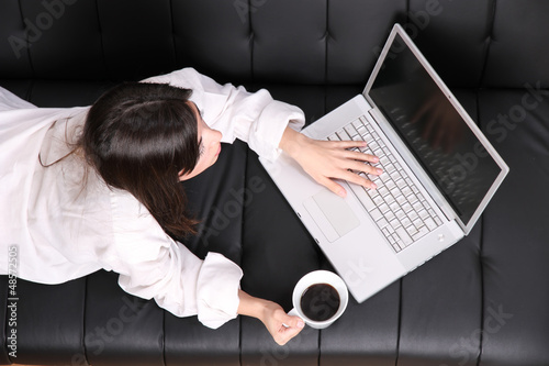 Photo: Frau mit Kaffee und Laptop Frau mit Kaffee und Laptop