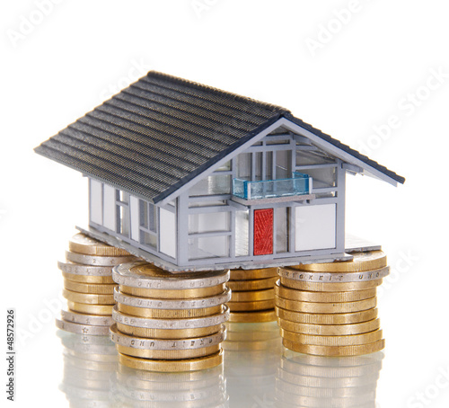 Photo: Haus auf Säulen aus Eurostücken Haus auf Säulen aus Eurostücken
