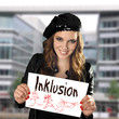 Frau mit Schild Inklusion
