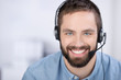 lächelnder mann mit headset