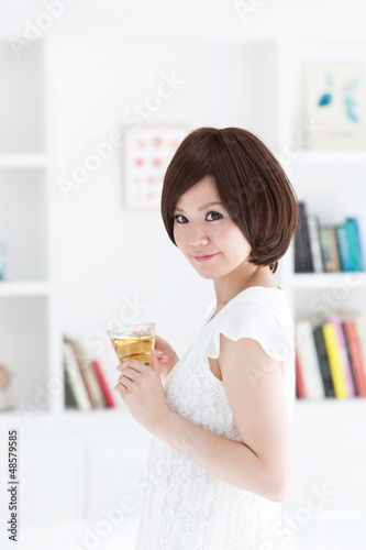 Photo: ハーブティーを飲む女の子 ハーブティーを飲む女の子