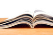 Magazine liegen aufgeschlagen