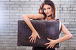 Foto: beautiful girl with vintage suitcase waiting at the station beautiful girl with vintage suitcase waiting at the station