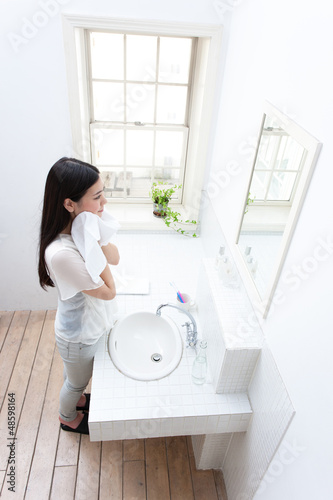 Photo: タオルで顔を拭く女の子 タオルで顔を拭く女の子
