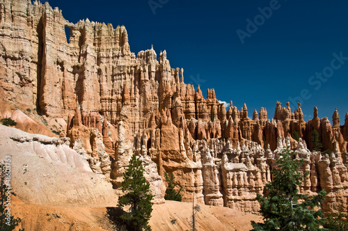 Photo: Wall of windows à Bryce Canyon National park - Utah, USA Wall of windows à Bryce Canyon National park - Utah, USA
