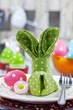Stoffserviette für Osterfrühstück als Hase gefalten
