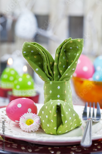 Photo: Stoffserviette für Osterfrühstück als Hase gefalten Stoffserviette für Osterfrühstück als Hase gefalten