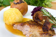 Foto: Gebratene Ententeilchen mit Kartoffelklößen und Bratapfel Gebratene Ententeilchen mit Kartoffelklößen und Bratapfel