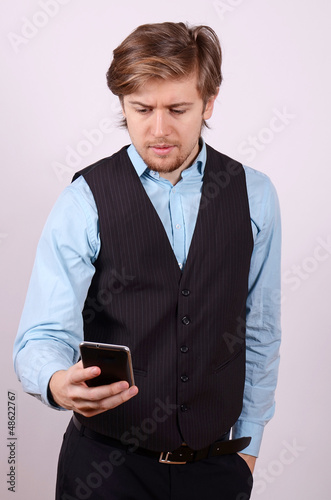 Photo: mann beim telefonieren mann beim telefonieren