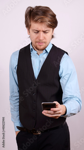 Photo: junger mann sendet sms junger mann sendet sms