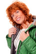 erwachsene frau mit roten haaren locken und grüner jacke mit Fe