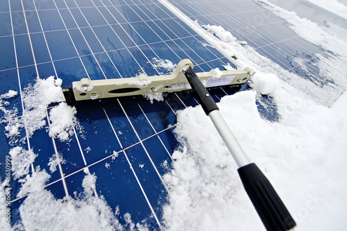 Photo: Photovoltaikanlage von Schnee befreien - Solarzellen Photovoltaikanlage von Schnee befreien - Solarzellen