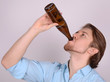 mann beim biertrinken