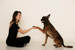 Junges Mädchen mit Hund