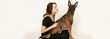 Junges Mädchen mit Hund