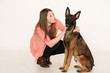 Junges Mädchen mit Hund