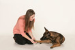Mädchen spielt mit Hund