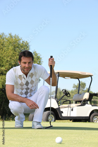 Photo: Man playing golf Man playing golf