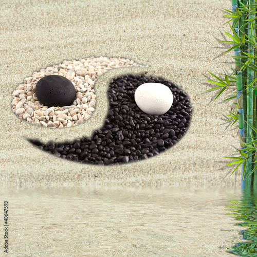 Photo: yin yang asiatique sur sable yin yang asiatique sur sable