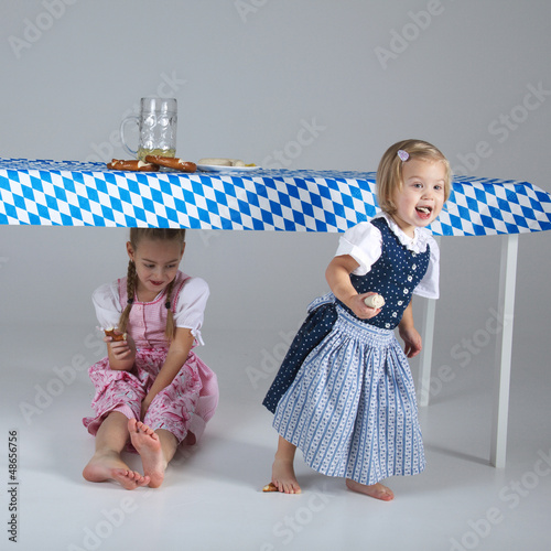 Photo: Schadenfreude, Schwester freut sich über Missgeschick Schadenfreude, Schwester freut sich über Missgeschick