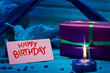 blauer hintergrund mit schild zum geburtstag