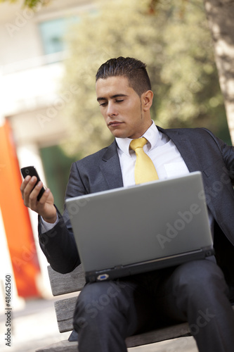 Photo: Businessman working in the park Businessman working in the park