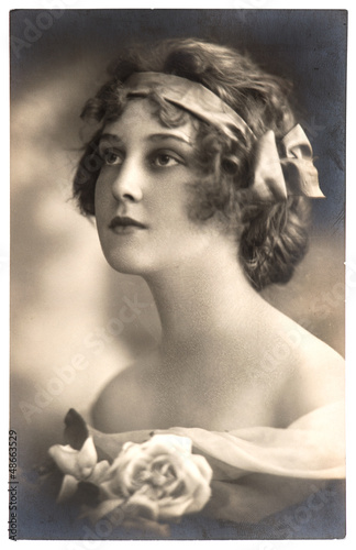 Photo: portrait of young woman with rose flowers portrait of young woman with rose flowers