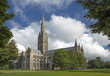 Kathedrale in Salisbury vor leicht bewölktem Himmel