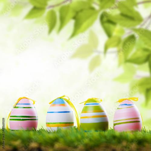 Photo: 4 Ostereier vor Frühlingshintergrund 4 Ostereier vor Frühlingshintergrund