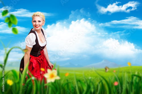 Photo: junge blonde Frau im Dirndl junge blonde Frau im Dirndl