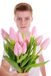 Junge schenkt Blumen