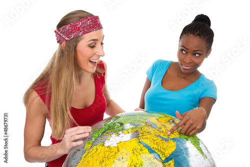 Photo: Freundinnen suchen sich ein Reiseziel aus Freundinnen suchen sich ein Reiseziel aus