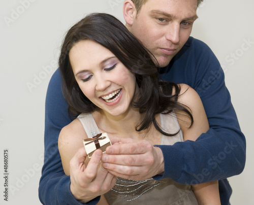 Photo: Couple amoureux se faisant un cadeau Couple amoureux se faisant un cadeau