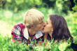 Foto: Young teenage couple in green park. Young teenage couple in green park.