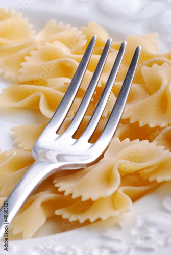 Photo: pasta italiana di grano duro e forchetta pasta italiana di grano duro e forchetta
