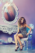 Foto: Fashion model posing in glamorous interior Fashion model posing in glamorous interior